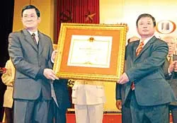 Đón nhận Huân chương Sao Vàng