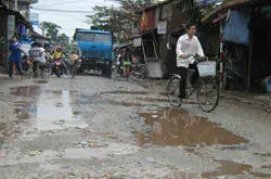 Họp chợ giữa lòng đường ảnh 2