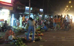 Họp chợ giữa lòng đường