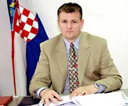 Chơi với tội phạm, bộ trưởng từ chức