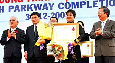 Công ty Liên doanh Phú Mỹ Hưng đón nhận Huân chương Lao động hạng nhất. Ảnh: ĐÀI TRANG