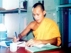 Những sinh viên mặc áo cà sa