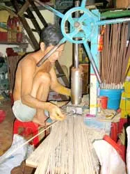 Xóm nhang còn... người se nhang!