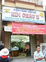 Dùng súng cướp tiệm vàng giữa ban ngày