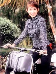 Ca sĩ Thanh Thúy mê xe Vespa cổ