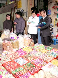 Phụ gia, bánh kẹo không rõ nguồn gốc: Ai ăn... nấy chịu!