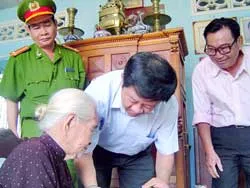 Thăm gia đình liệt sĩ hy sinh trong trận đánh Tết Mậu Thân