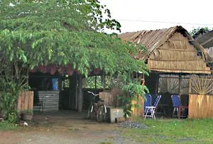 Cà phê ôm “phá” xóm nghèo