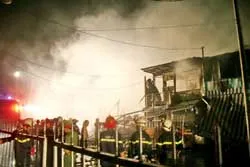 Cháy rụi 13 cửa hàng gần chợ Bình Tây