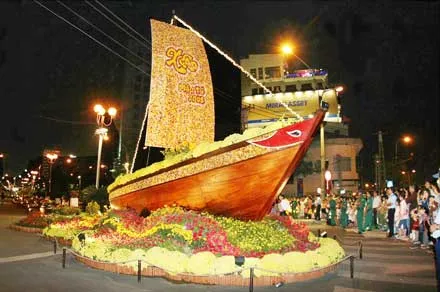 Tết Mậu Tý với chủ đề "Vượt sóng", con thuyền hoa được đặt hướng ra cửa ngõ phía Đông của thành phố.
