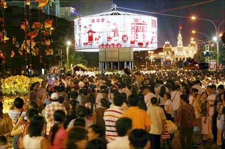 Đông đảo người dân đến tham quan đường hoa.