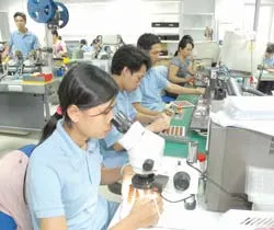 Kinh tế “nóng-lạnh”, đầu tư chao đảo