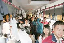 Đà Nẵng: 2 ôtô chở khách vượt 71 người