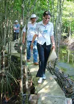 Làm du lịch để... giữ rừng