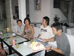 Trẻ với His Café