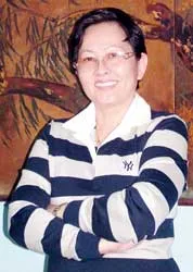 Nữ đạo diễn, NSƯT Hoa Hạ: Đưa cải lương ra… sân vận động!