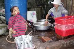 Mẹ con chị Mai trong cảnh sống hẩm hiu