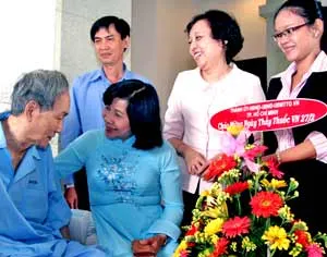 Sáng nay, lãnh đạo thành phố thăm các thầy thuốc tiêu biểu ảnh 1