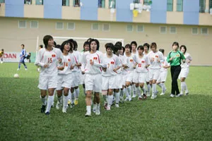 Con gái mà chơi đá banh ảnh 2