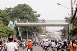 Xây cầu vượt dành cho người đi bộ: Để làm kiểng?