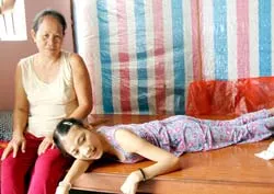 30 năm nuôi con liệt giường