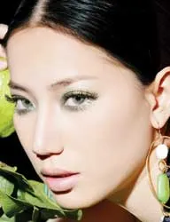 Chung Thục Quyên tham dự Nữ hoàng Du lịch quốc tế