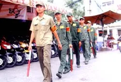 Những người “cơm nhà, áo vợ, làm việc nước” ảnh 2