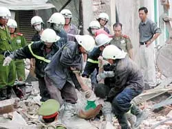 Bài 1: “Người ta chạy ra, mình chạy vô”