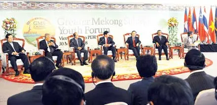 Thủ tướng Nguyễn Tấn Dũng (bìa trái) cùng lãnh đạo các nước tham dự Diễn đàn Thanh niên GMS.