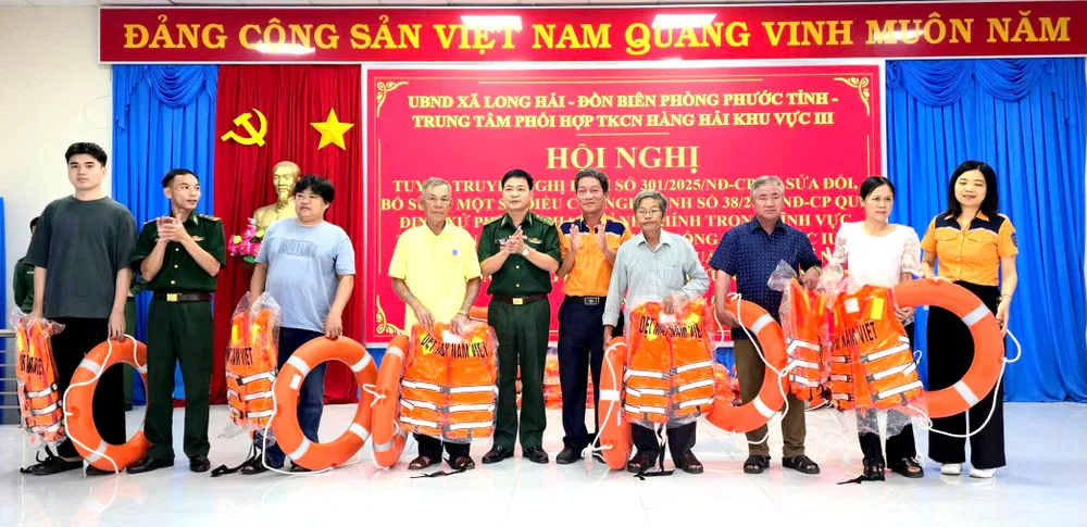 Trao tặng áo phao và phao cứu hộ cho ngư dân.