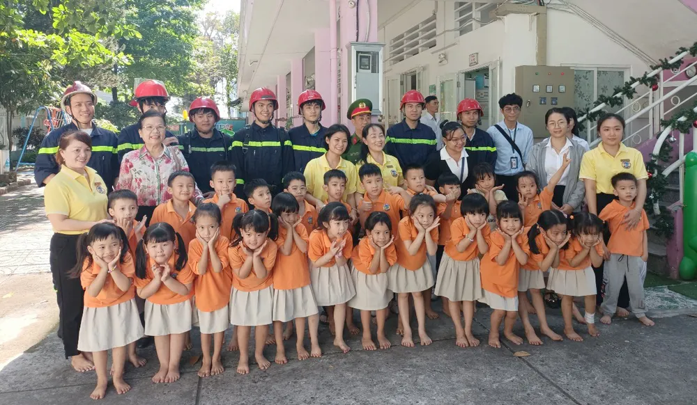 Hoạt động trải nghiệm phòng cháy chữa cháy của các cháu Trường Mầm non Hoa Lư (phường Sài Gòn, TPHCM) 