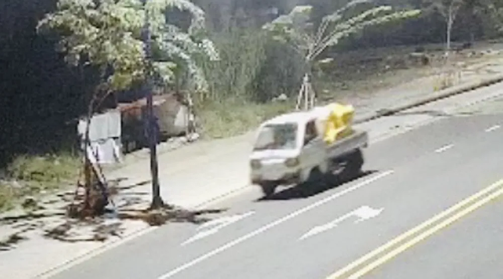 Camera an ninh đã ghi lại cảnh xe chở rác của anh H. bỏ rác sai quy định. Ảnh cắt từ camera.