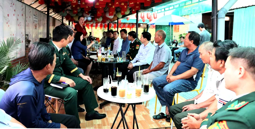 Lãnh đạo xã Phước Hải chia sẻ, trao đổi với ngư dân tại buổi cà phê.