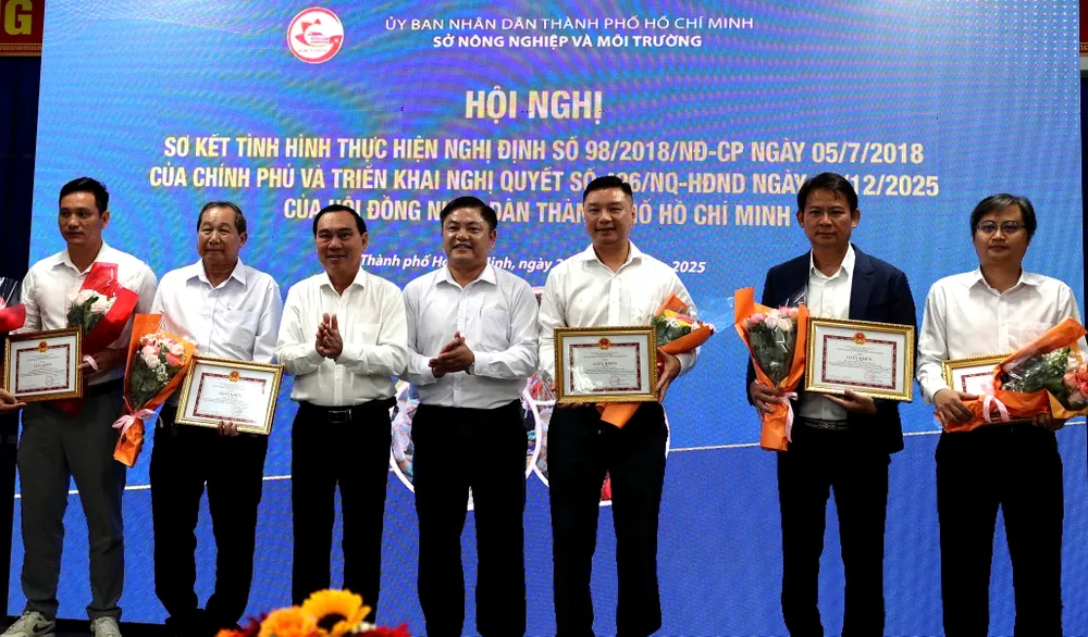 Khen thưởng cho các tập thể, cá nhân xuất sắc.