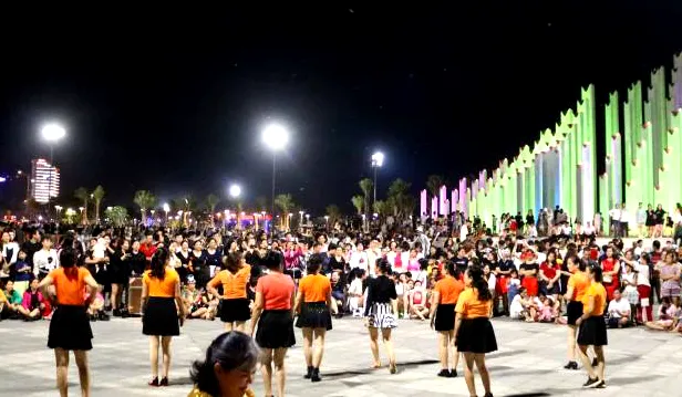 Quảng trường tháp Tam Thắng hàng đêm đều lung linh ánh đèn và sôi động với các hoạt động văn hóa - thể thao. Ảnh: QUANG VŨ