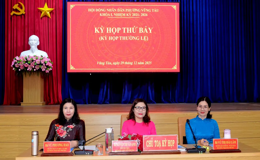 Chủ tọa kỳ họp. Ảnh: QUANG VŨ