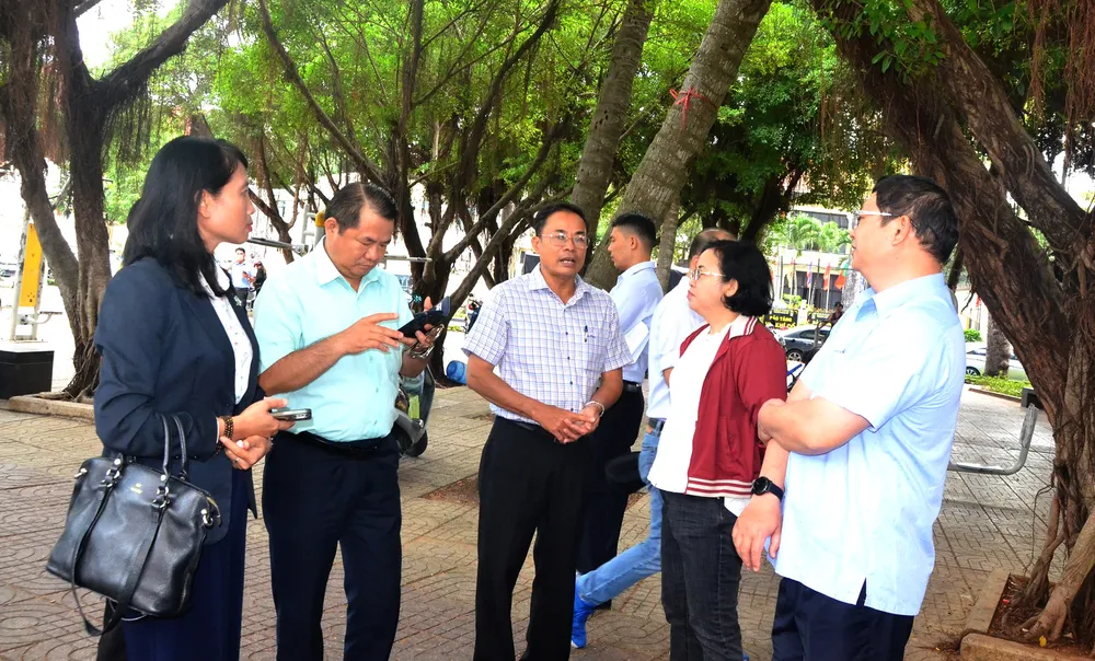 Đoàn khảo sát các điểm tập trung đông khách du lịch trên địa bàn phường Vũng Tàu. Ảnh: QUANG VŨ