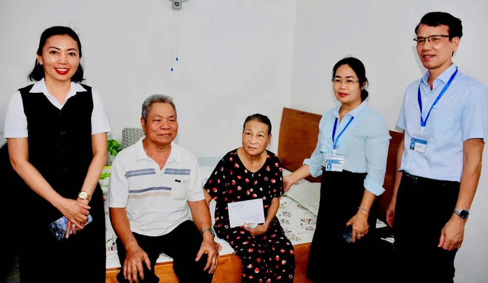 Đại diện lãnh đạo phường Tam Thắng thăm, tặng quà các gia đình chính sách.