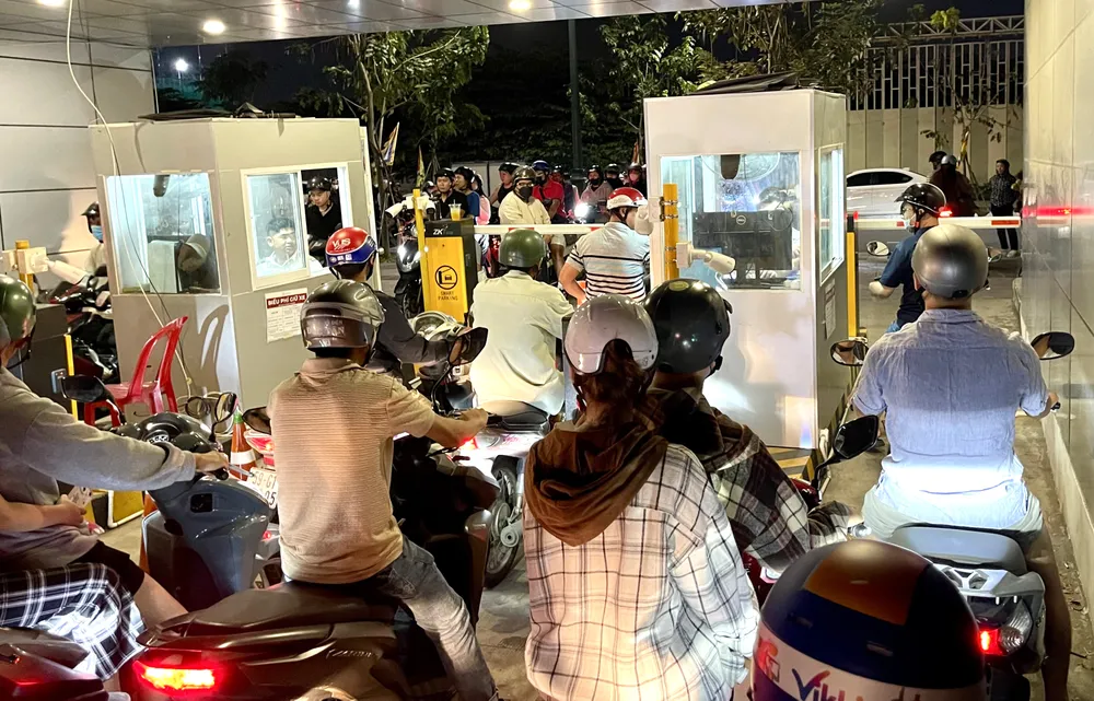 Người dân phải nổ máy chờ đợi lâu, hít khói xe trong không gian chật hẹp.