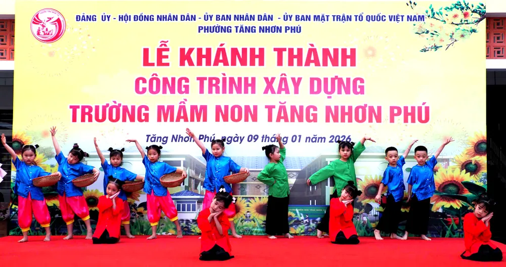 Các cháu Trường Mầm non Tăng Nhơn Phú biểu diễn văn nghệ chào mừng tại lễ khánh thành