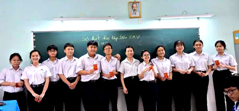 Học sinh được khen ngợi có thành tích học tập tốt trên nền tảng KAV