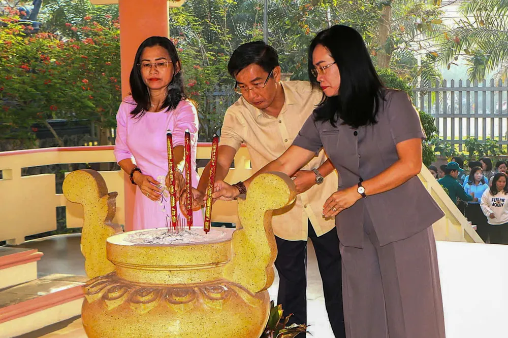 Lãnh đạo xã Phước Hòa thắp nhang tại Nhà bia tưởng niệm, Nhà truyền thống xã