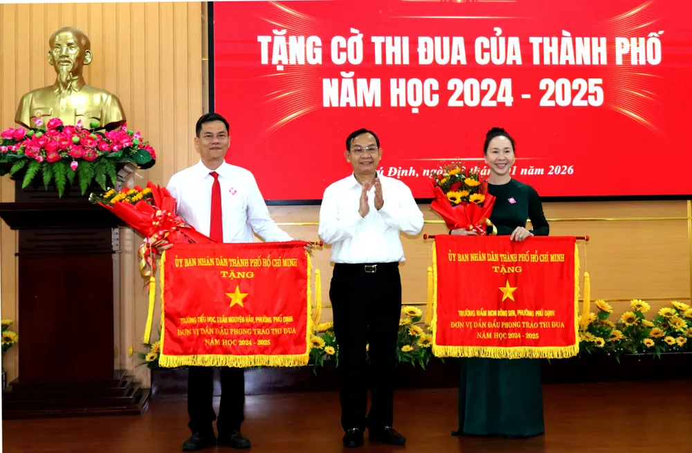 Phó Trưởng Ban Tổ chức Thành ủy TPHCM Đinh Thanh Nhàn trao Cờ thi đua của UBND TPHCM đến các tập thể