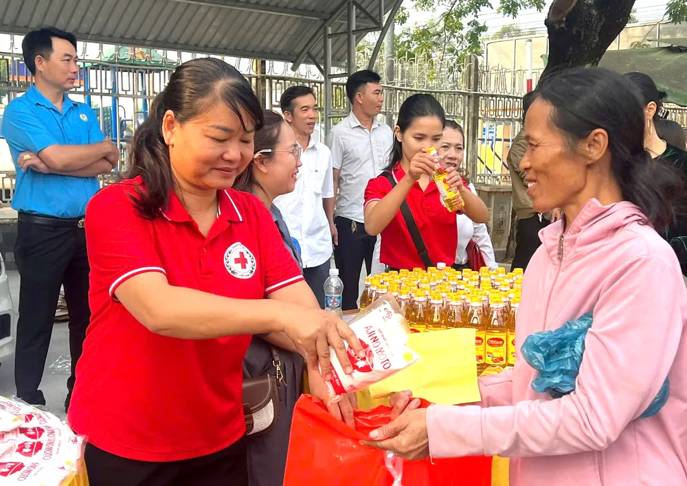 Háo hức phiên "Chợ tết 0 đồng" ở phường Chánh Phú Hòa