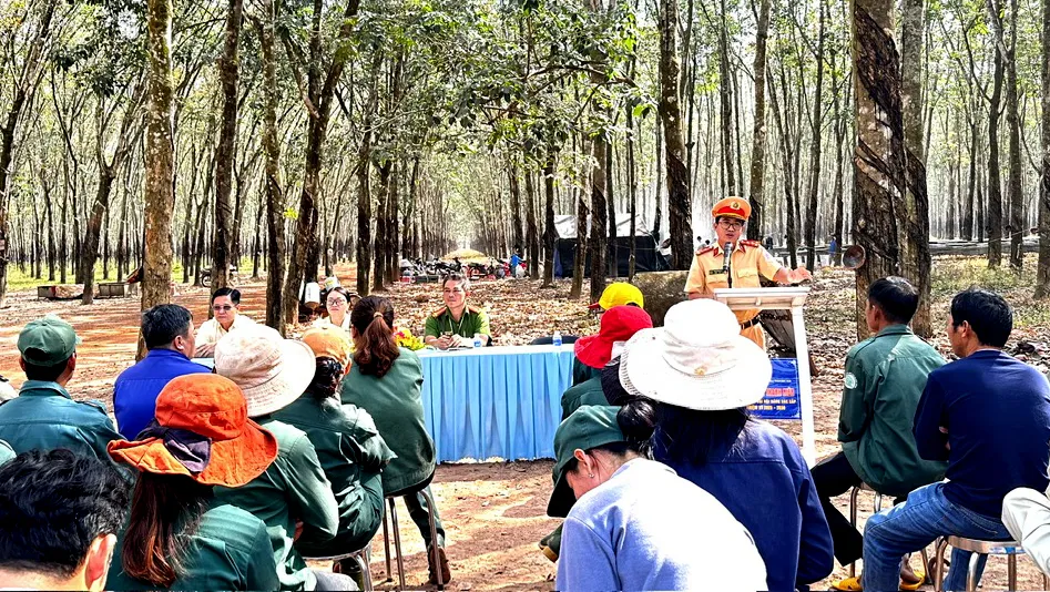 Tuyên truyền Luật Giao thông ngay tại nơi sản xuất