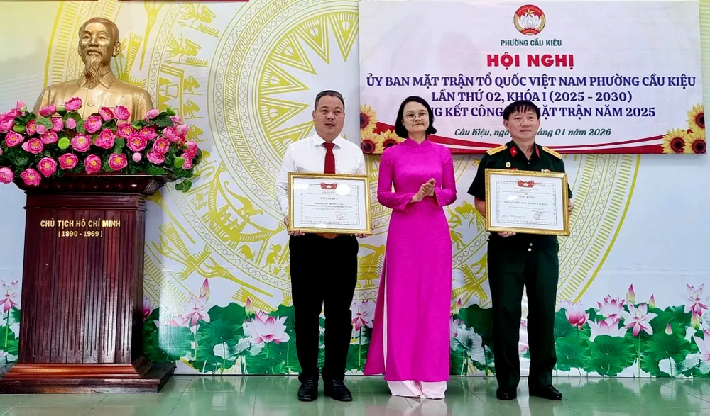 Đồng chí Trần Thu Hà, Bí thư Đảng ủy, Chủ tịch HĐND phường trao bằng khen cấp thành phố cho tập thể và cá nhân có thành tích xuất sắc.