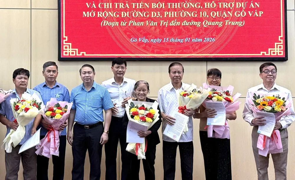 Người dân bị ảnh hưởng nhà đất bởi dự án mở rộng đường D3 nhận quyết định bồi thường. Ảnh: THANH HIỀN