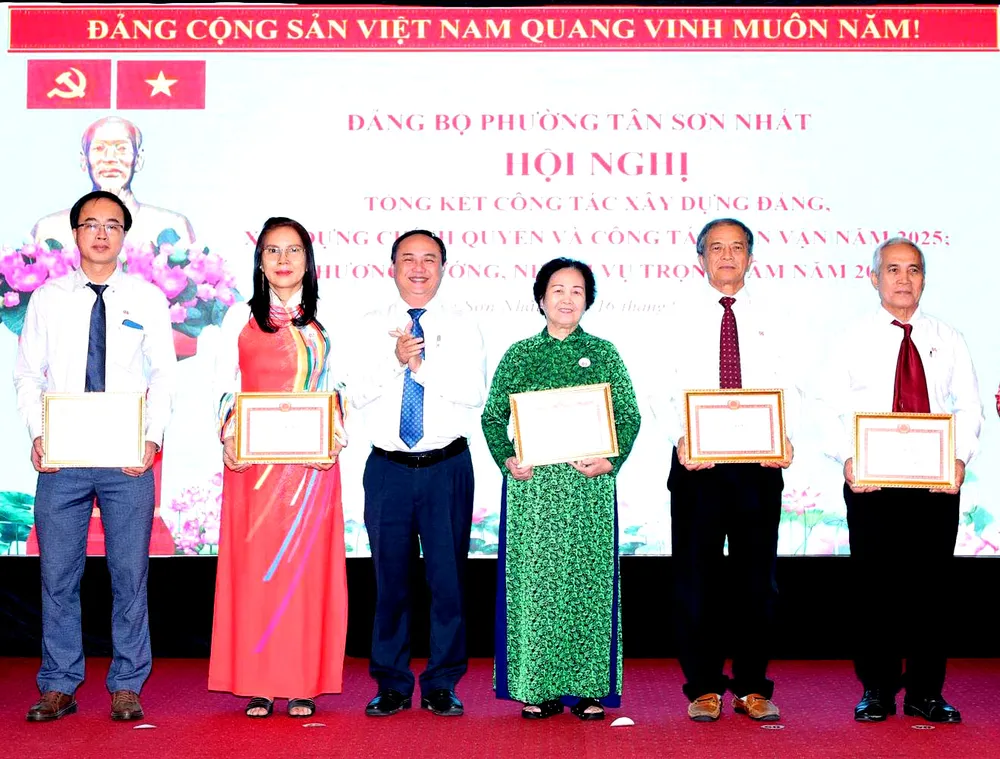Bí thư Đảng ủy phường Tân Sơn Nhất Lê Hoàng Hà trao bằng khen đến các tập thể, cá nhân