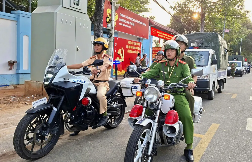 Lực lượng chức năng phường Tam Thắng ra quân trong sáng ngày 16-01.