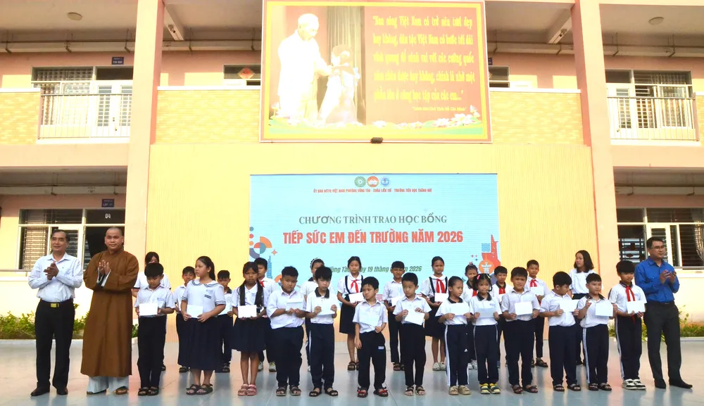 Ban Tổ chức trao học bổng cho các em học sinh Trường Tiểu học Thắng Nhì.